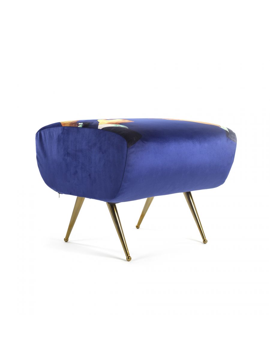 Toiletpaper Pouf Hocker von Seletti mit blauem Samtbezug und Lippenstift-Motiv auf goldenen Beinen.