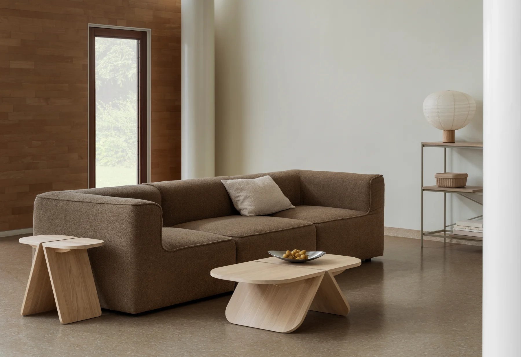 Nahaufnahme der Blomus Kami Reispapier Tischleuchte, eine moderne Lampe für stimmungsvolle Beleuchtung.