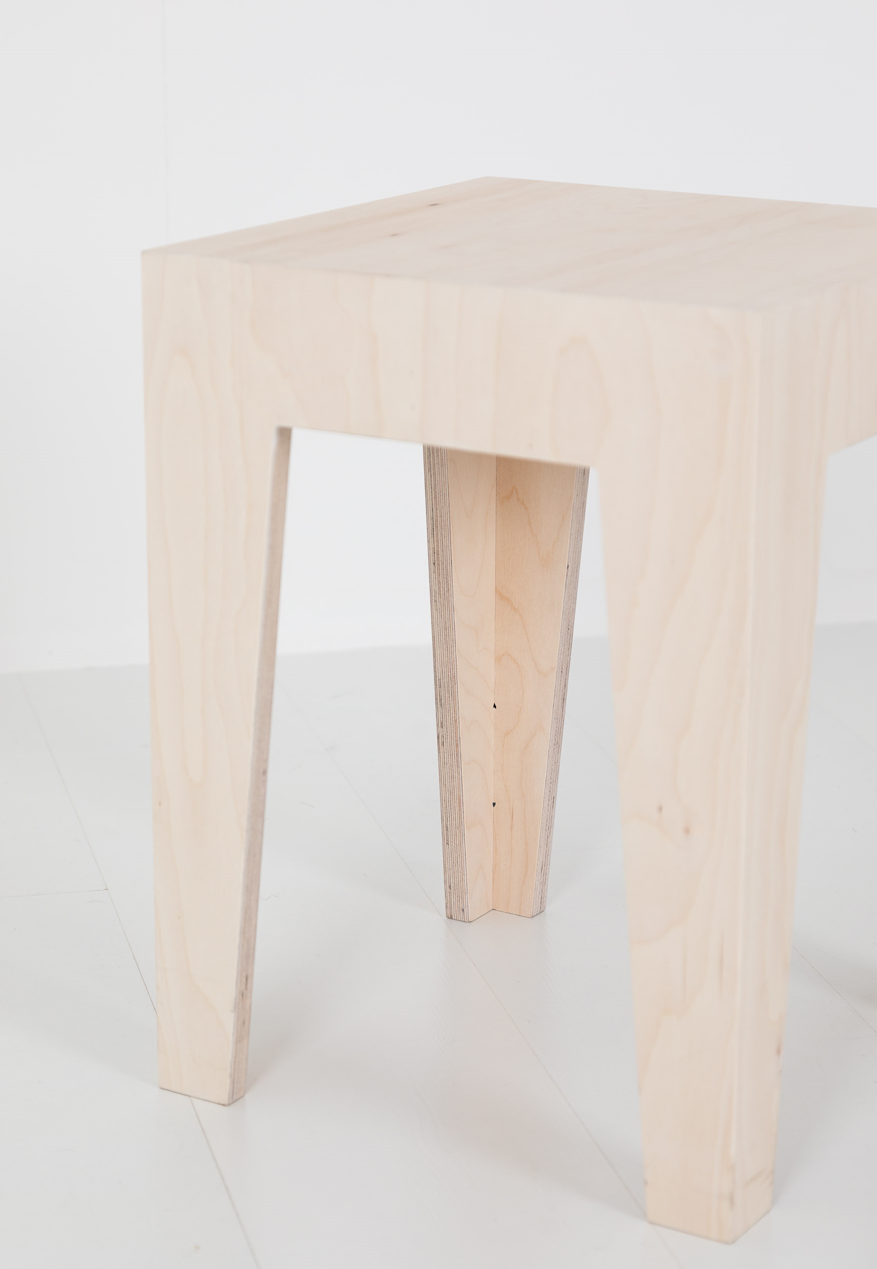 HENRIK Hocker aus hellem Holz, minimalistisches Design für Wohnzimmer, Esszimmer oder Kinderzimmer.