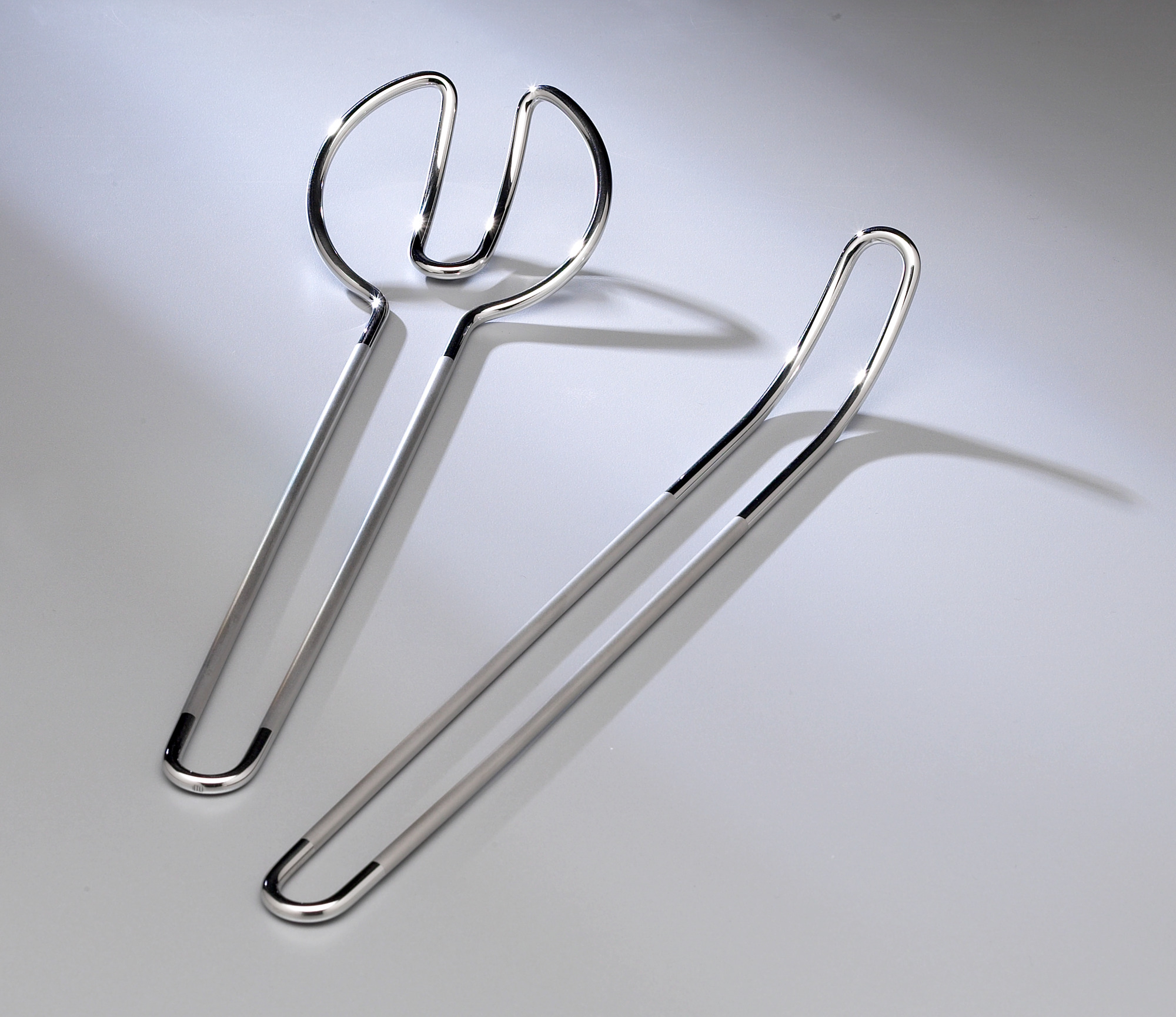 KH 75 Bauhaus Salatbesteck von Tecnolumen: Elegantes, silberfarbenes Salatbesteck im Bauhaus-Stil, bestehend aus Gabel und Löffel.