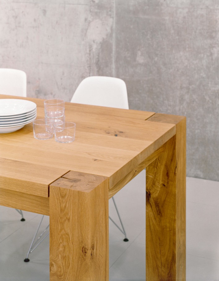 Detailaufnahme des e15 Bigfoot Tisches aus Eiche mit Geschirr und Gläsern.