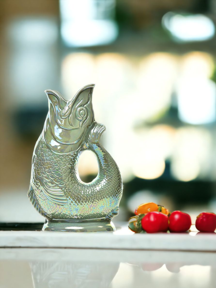 Gluckigluck Karaffe in Salbei-Lüster-Optik, Fisch-Design, Keramik Wasserkaraffe für Tischdekoration und stilvolles Servieren.