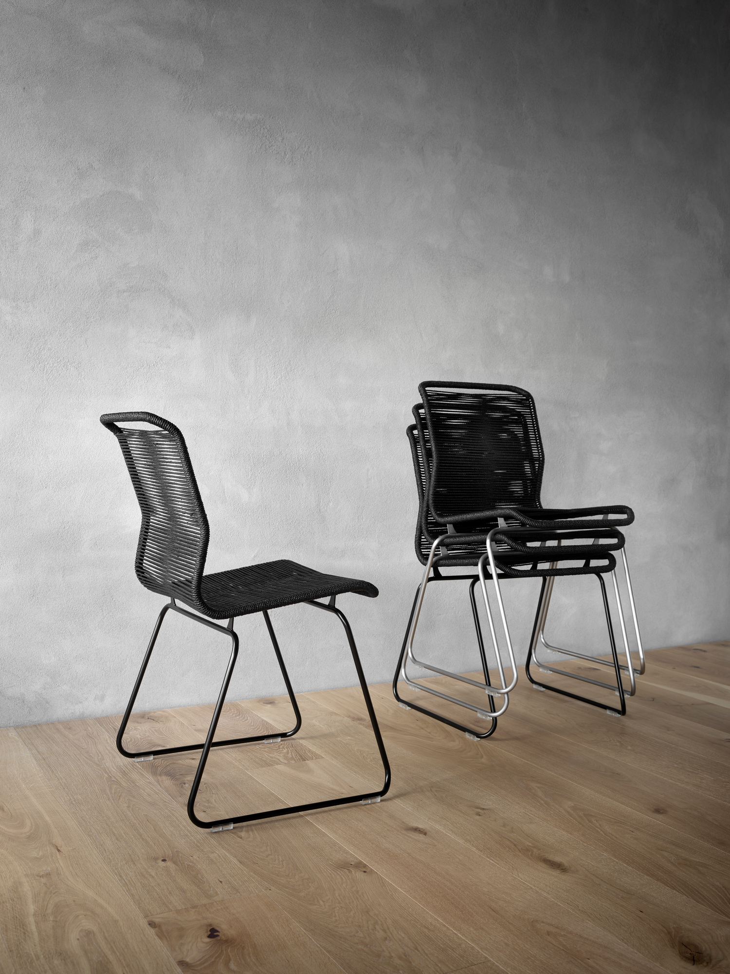 Panton One Outdoor Stuhl in Schwarz mit Edelstahlgestell, stapelbar, für Garten und Terrasse.