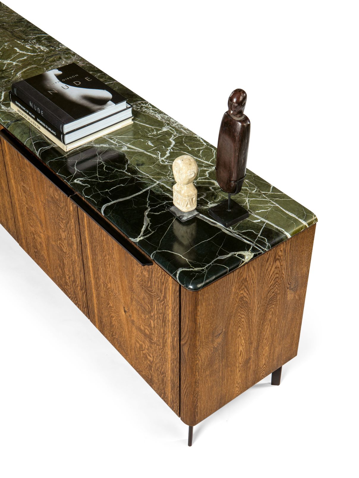 BC 11 Basket Sideboard mit geräucherter Eiche und Verde Lepanto Marmorplatte. Designmöbel für Wohnraum.