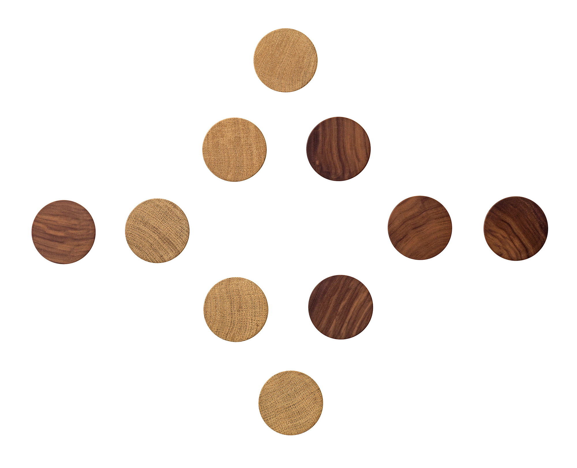 Schönbuch Disk Wandhaken: Neun runde Wandhaken aus Holz in verschiedenen Brauntönen auf weißem Hintergrund.