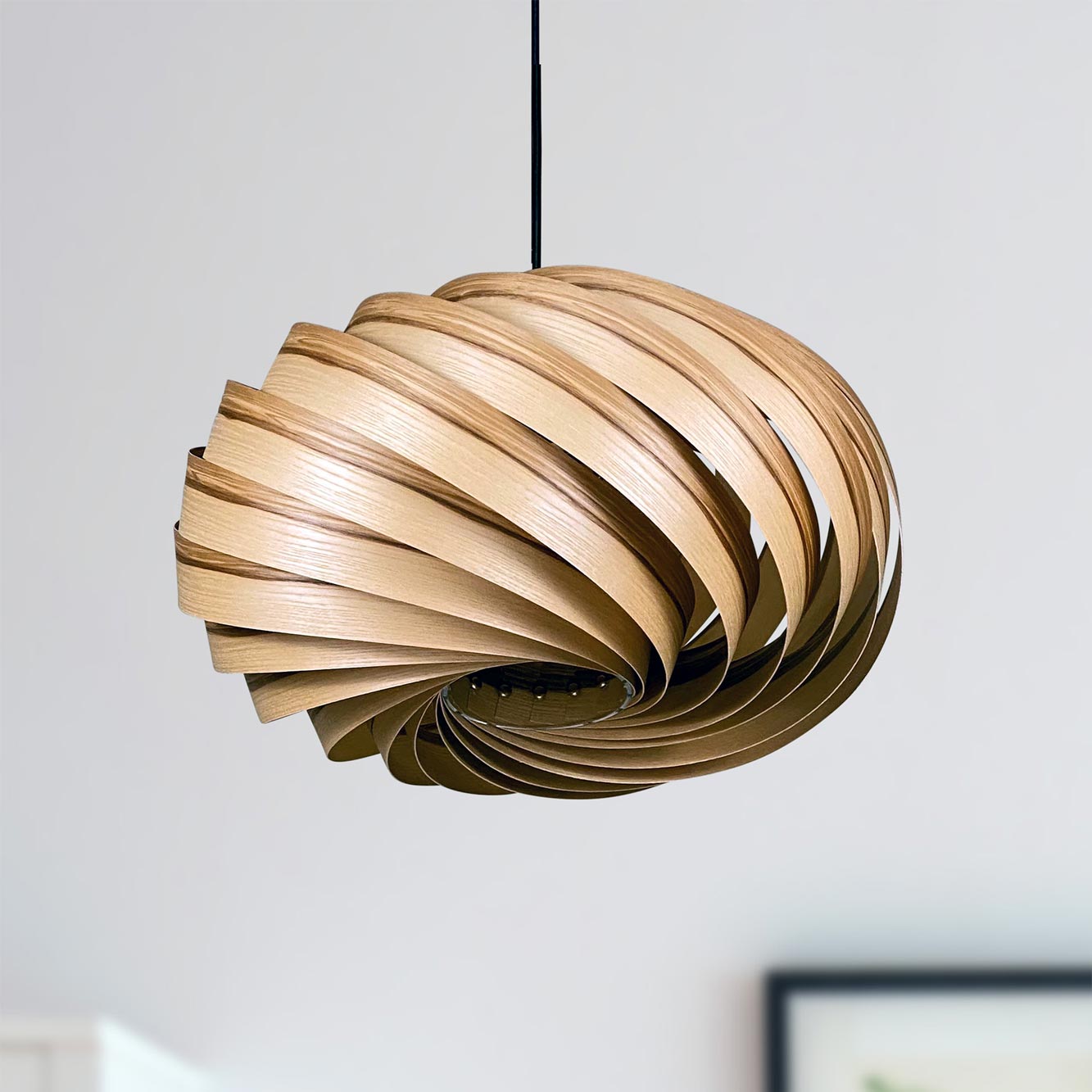 Quiescenta Hängeleuchte aus Olivesche: Moderne Holzlampe mit spiralförmigem Design für stilvolle Beleuchtung.