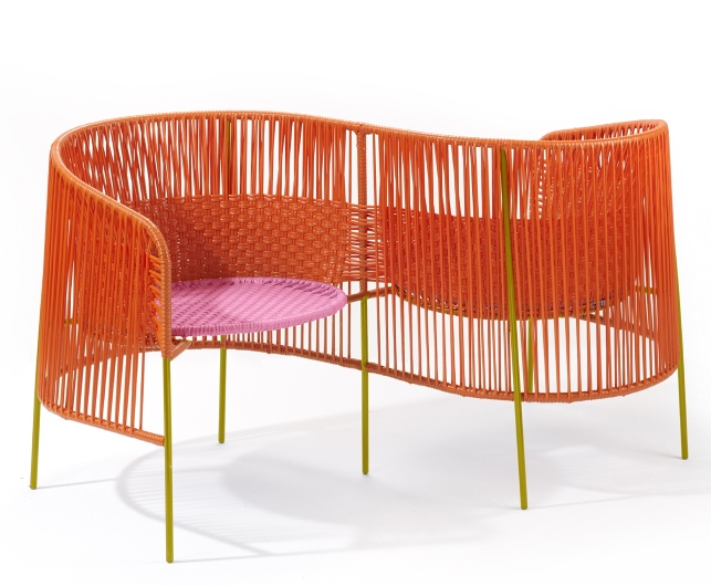 Caribe Vis a Vis Bank: Orangefarbene Outdoor Bank mit rosa Sitzfläche und currygelbem Gestell.