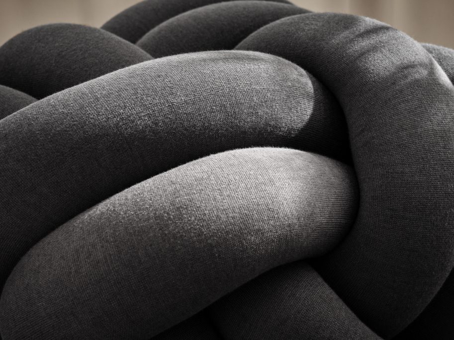 Detailansicht: Design House Stockholm Knot Kissen XL in Grau, dekoratives Sitzkissen.