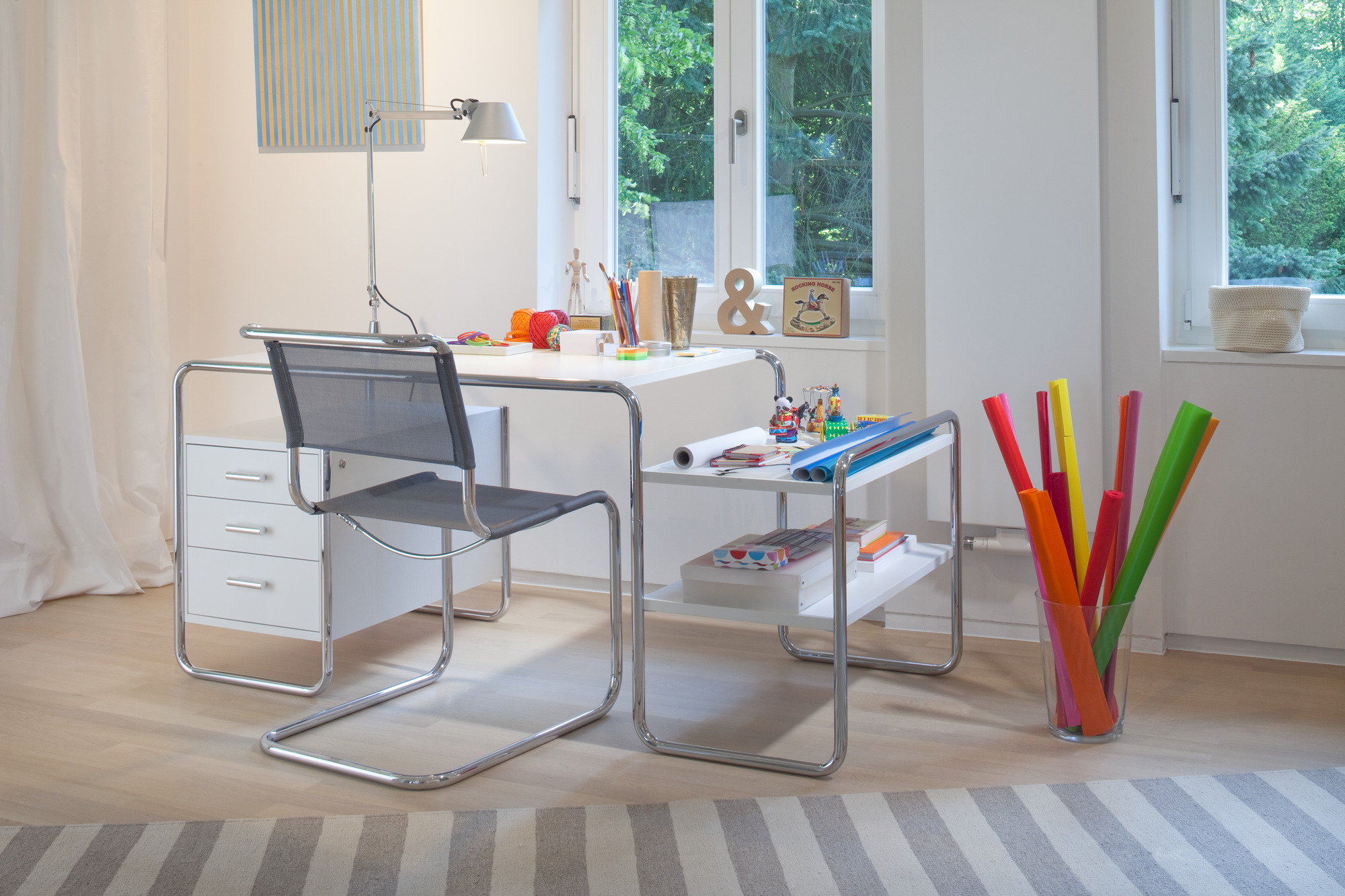 Büro mit Thonet S 33 N Freischwinger Stuhl, Schreibtisch und Fenster für inspirierendes Arbeiten.