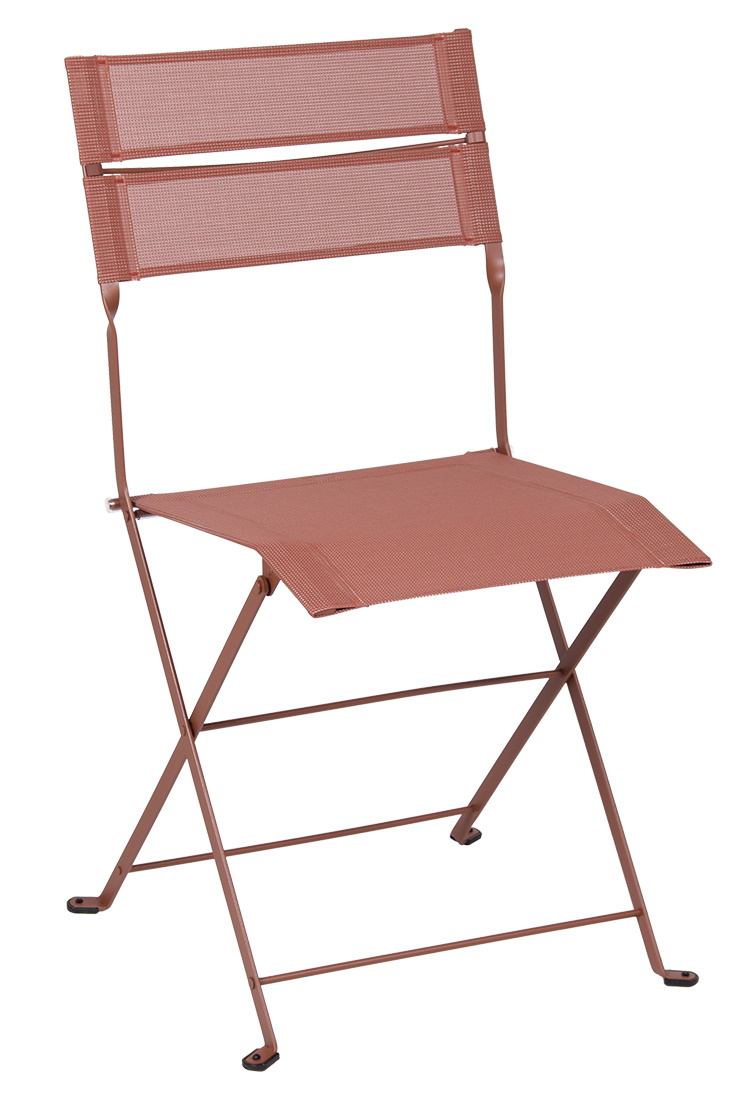 Nahaufnahme des Latitude Stuhls von Fermob, ein Outdoor-Klappstuhl aus Metall in Terrakotta.