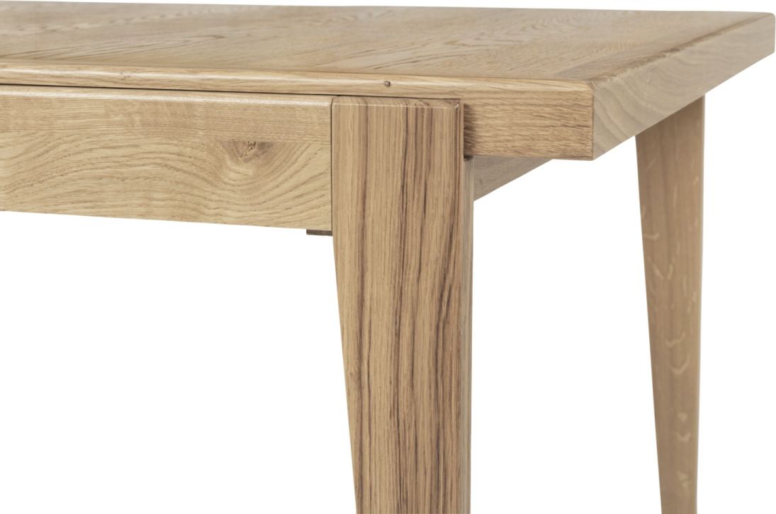 Detailaufnahme des Gubi S-Table Esstisch ausziehbar mit Holzoberfläche und Tischbeinen. Moderner Esstisch für Esszimmer.