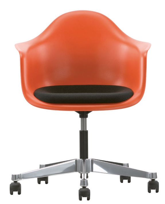 Oranger Eames Plastic Arm Chair PACC von Vitra mit schwarzem Sitzpolster und Rollenfuß.