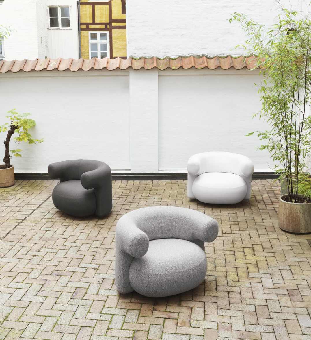 Drei Burra Lounge Sessel von Normann Copenhagen im Außenbereich, verschiedene Farben, modernes Design.