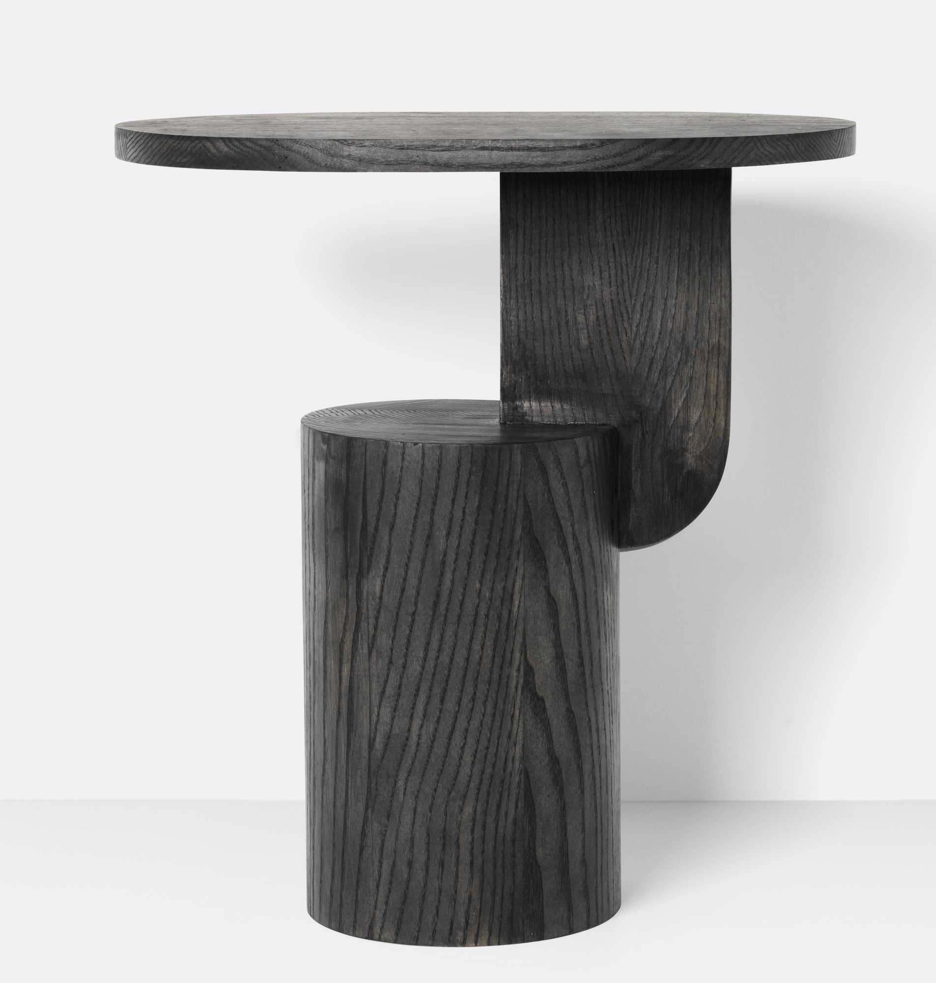 Schwarzer Insert Side Table Beistelltisch von Ferm Living aus massivem Eschenholz, modernes Design.
