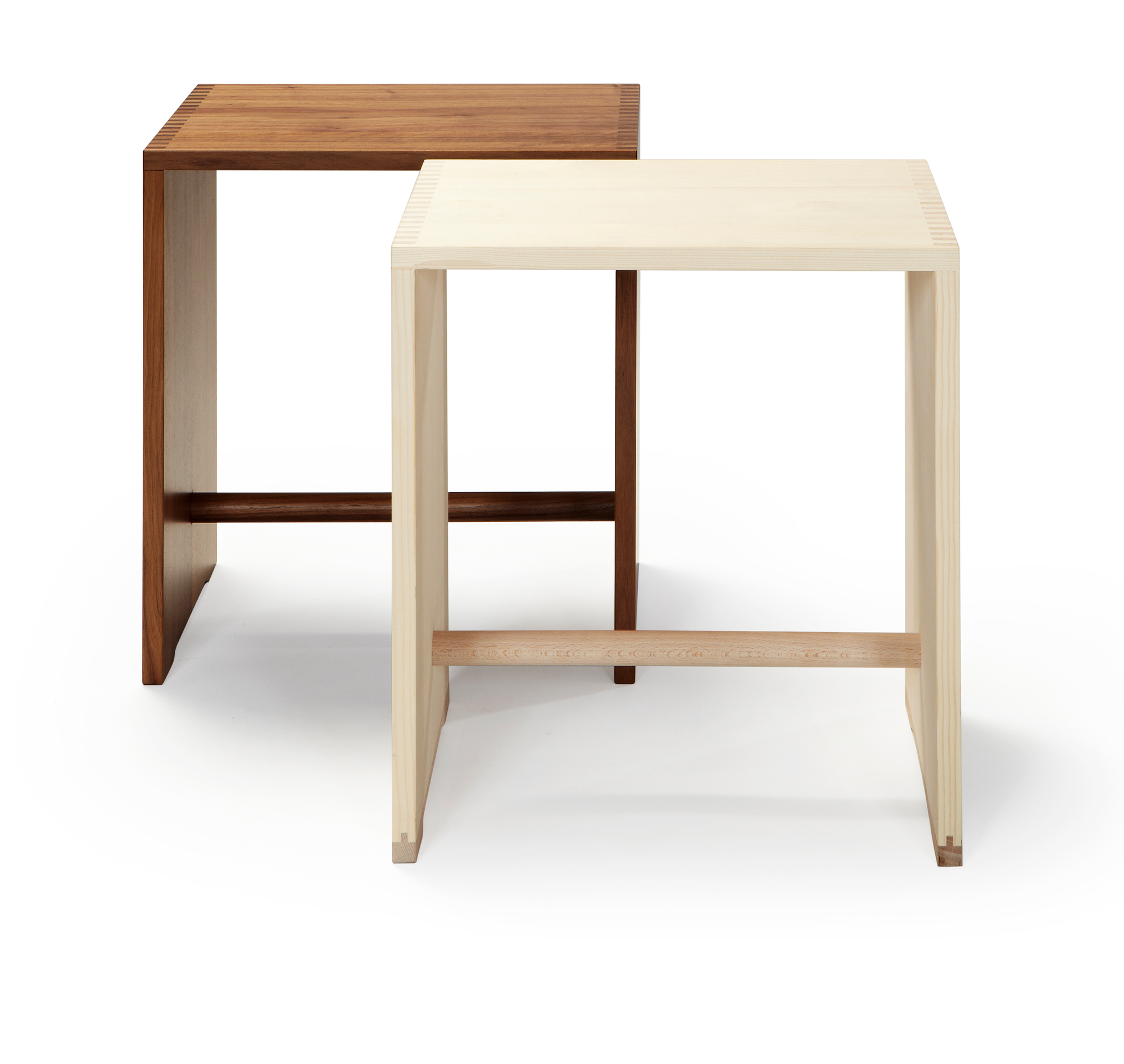 Zwei Ulmer Hocker von Max Bill wb form, einer aus hellem, einer aus dunklem Holz.