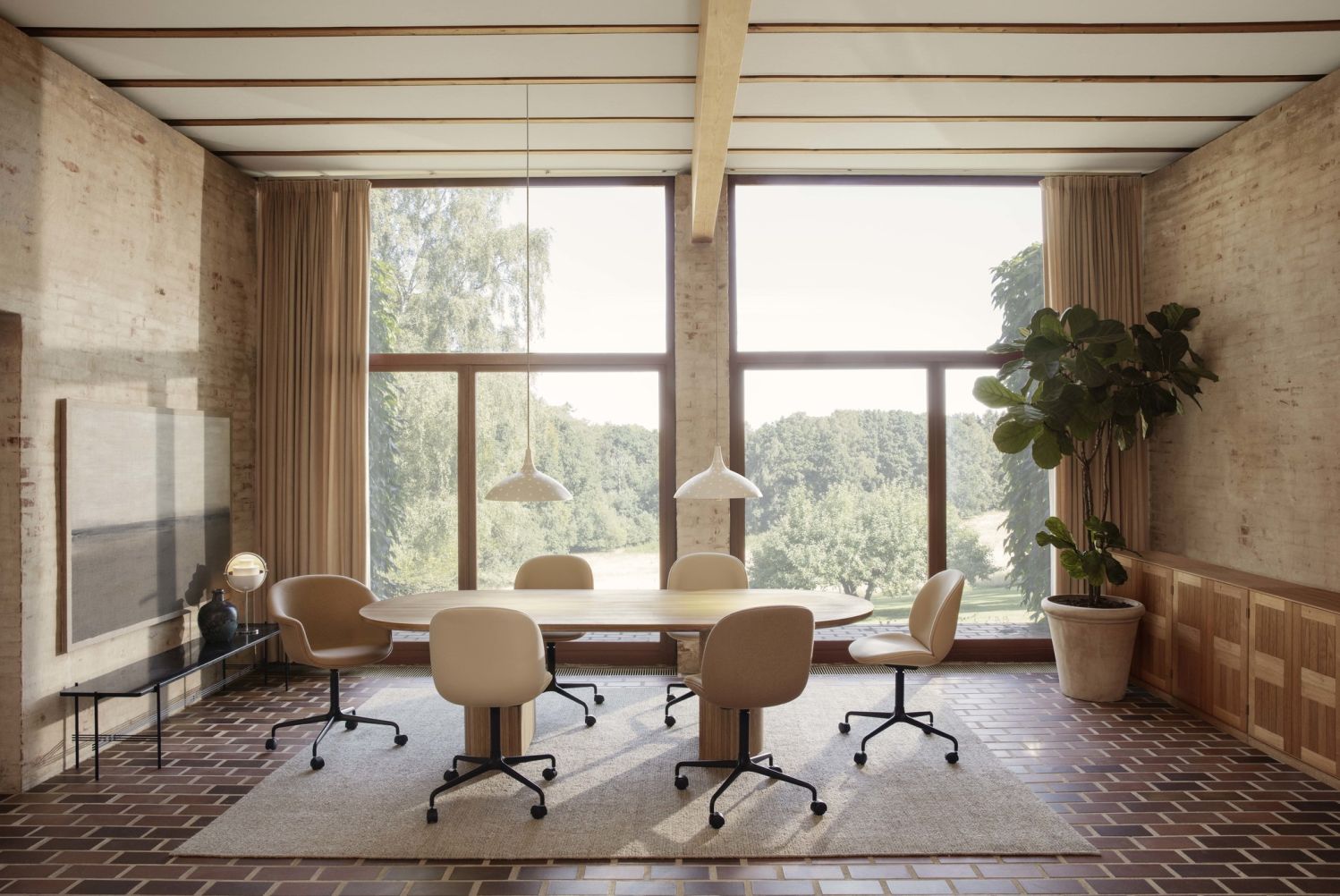 Gubi Multi-Lite Tischleuchte in Schwarz und Messing auf einem Tisch, modernes Design.