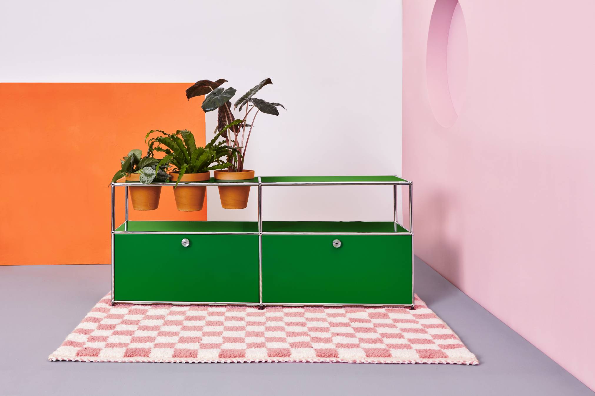 Grünes USM Haller Sideboard mit Pflanzen, modernes Designmöbel für Wohnzimmer und Büro.