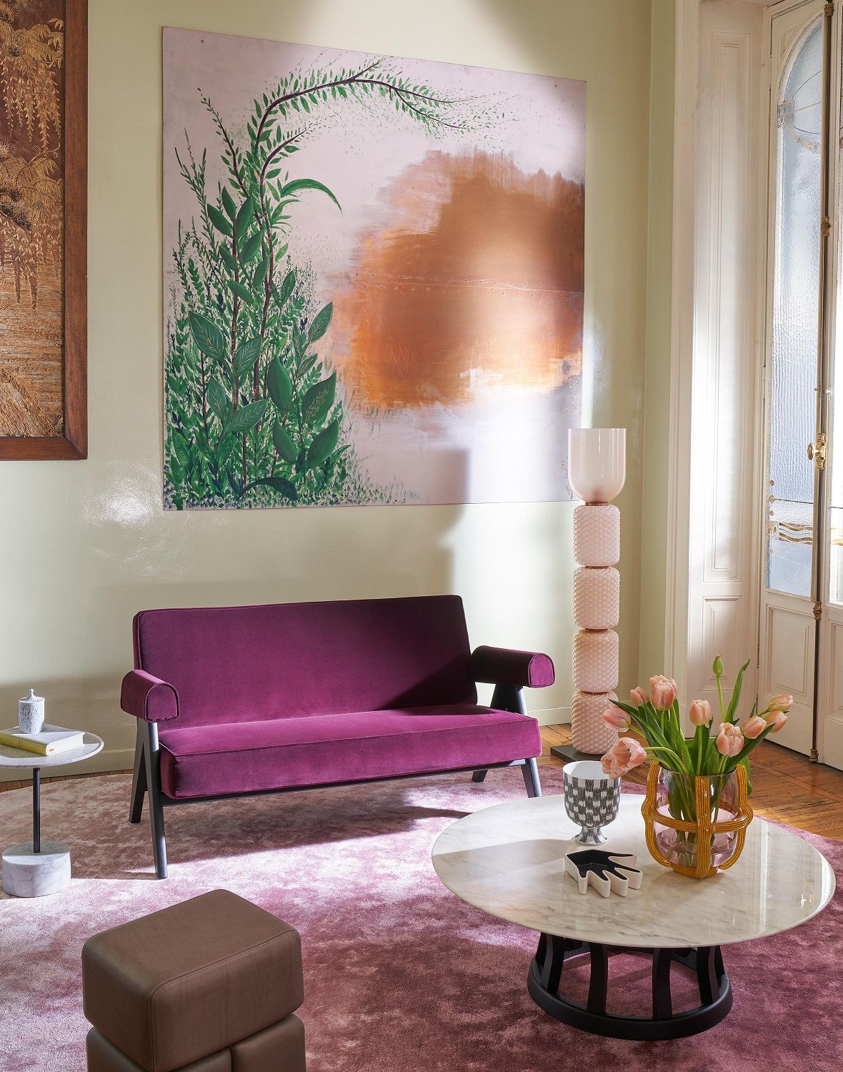 Lila Cassina Sofa im Wohnzimmer mit Kunst, Teppich und Marmortisch. Modernes Möbeldesign.