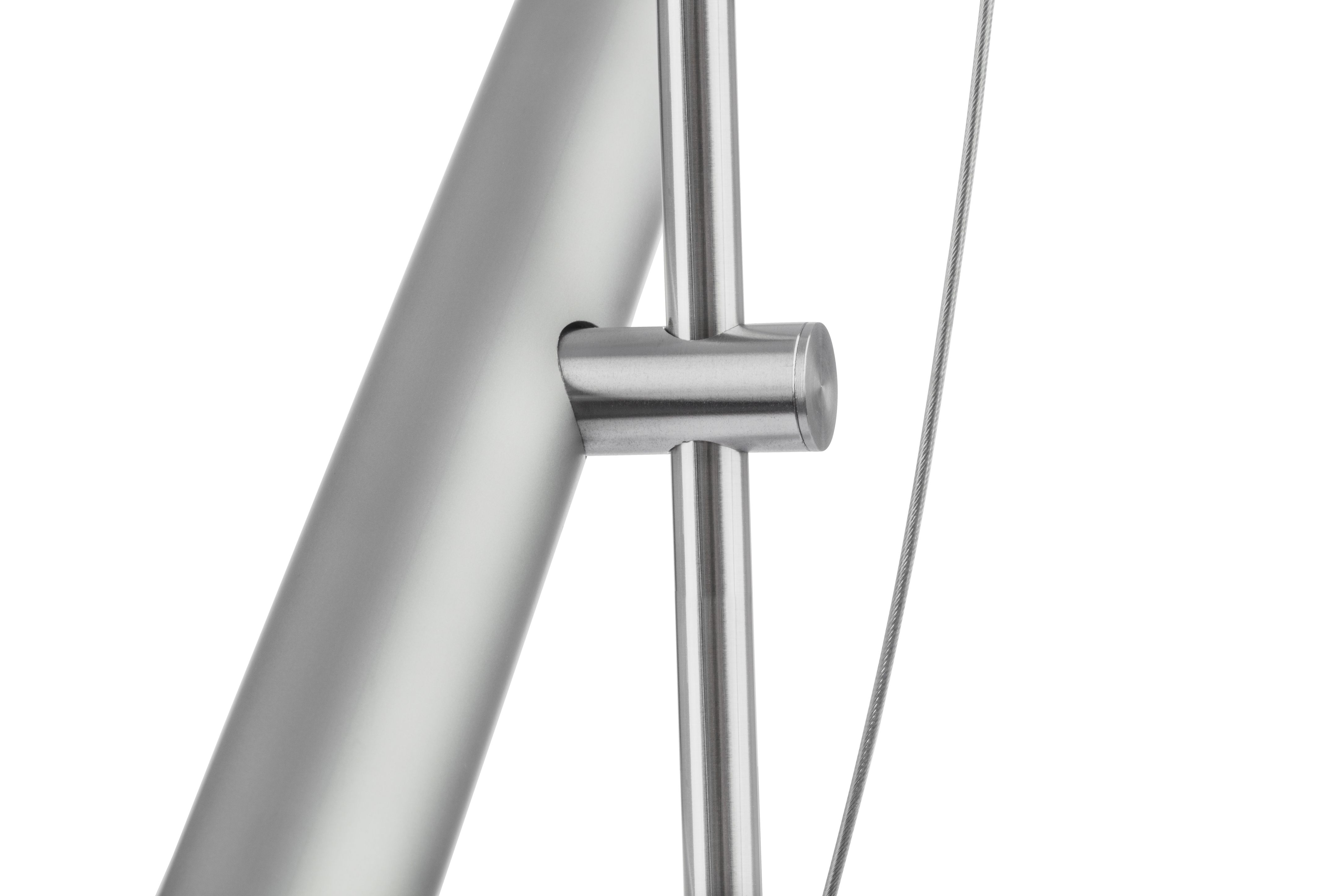 Detailaufnahme der LINIjA S Stehleuchte von Baltensweiler, moderne Lampe aus Metall.