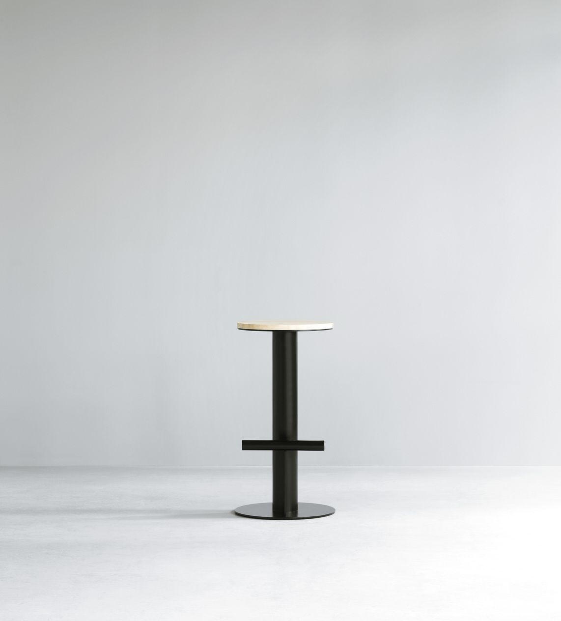 Pole Barstuhl / Barhocker von Normann Copenhagen mit schwarzem Gestell und hellem Sitz.