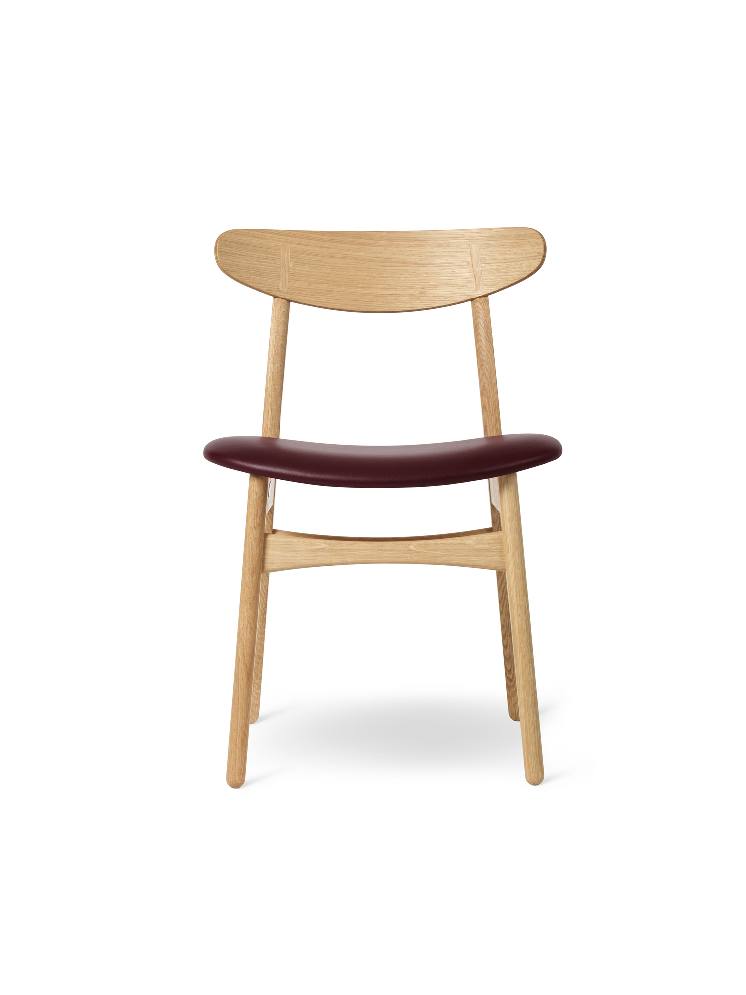 CH30P Stuhl von Carl Hansen & Søn mit Eichengestell und bordeauxrotem Ledersitz.