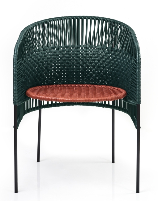 Caribe Chic Stuhl: Moosgrüner Outdoor-Stuhl mit kupferfarbener Sitzfläche und schwarzem Metallgestell. Gartenmöbel für stilvolles Ambiente.