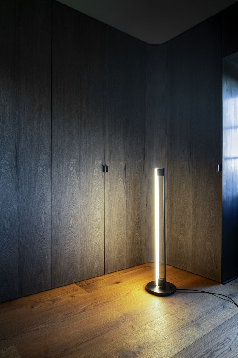 Moderne Tube Light Stehleuchte von ClassiCon in Schwarz, minimalistisches Design für stilvolle Raumbeleuchtung.