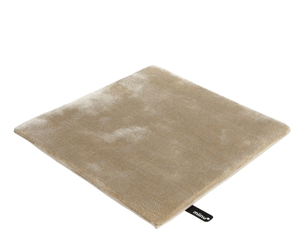 Beiger, quadratischer Tencel flat Pro Teppich von miinu, Nahaufnahme für Wohnzimmer und Schlafzimmer.