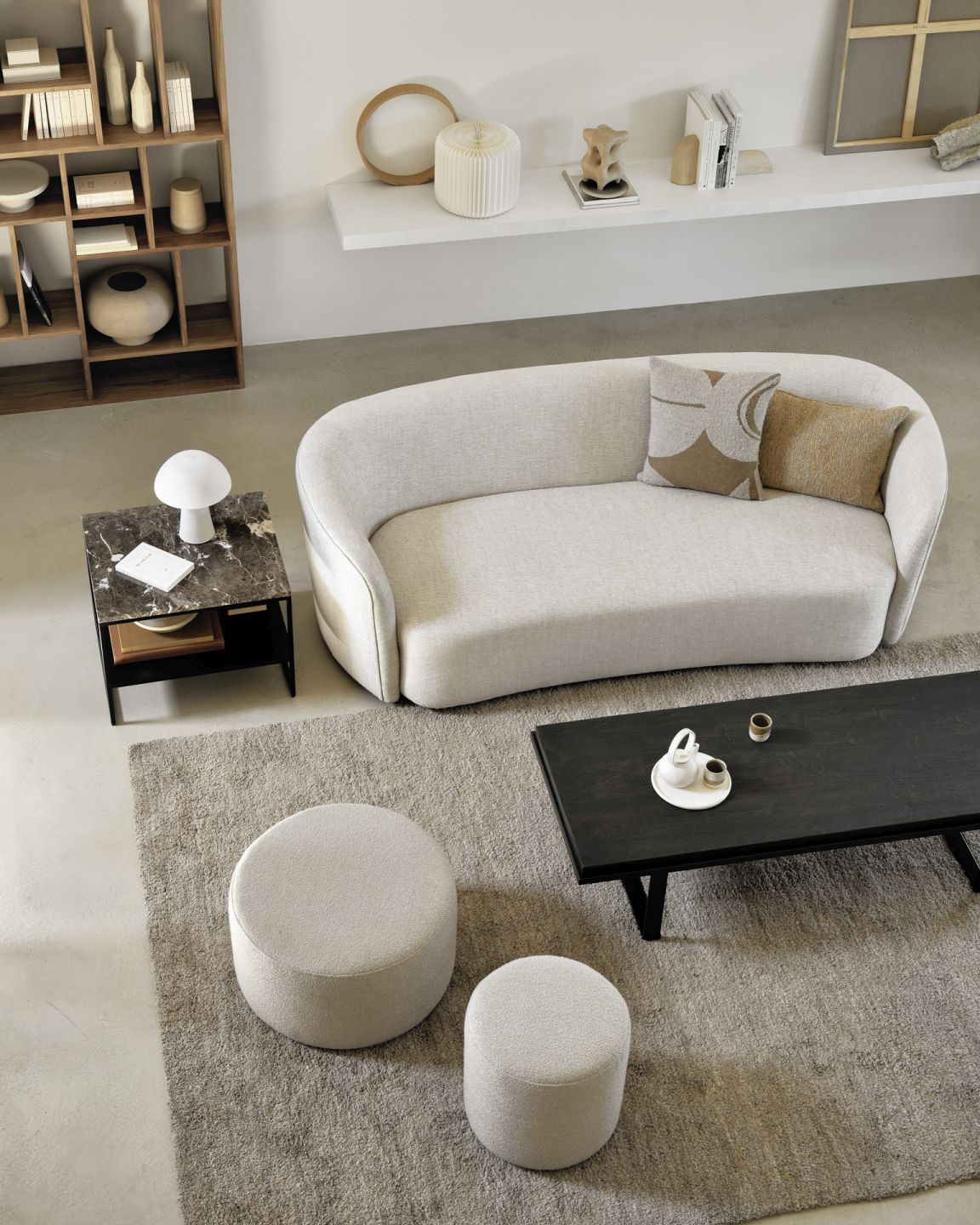 Barrow Sitzhocker von Ethnicraft, off-white, runde Form. Ideal als Fußhocker oder zusätzliche Sitzgelegenheit.
