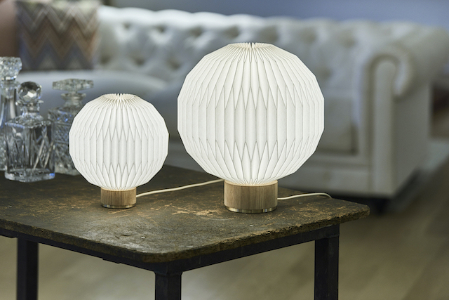 Le Klint Tischleuchte mit Papierschirm und Eichenfuß, modernes Design für Wohnzimmer und Schlafzimmer.