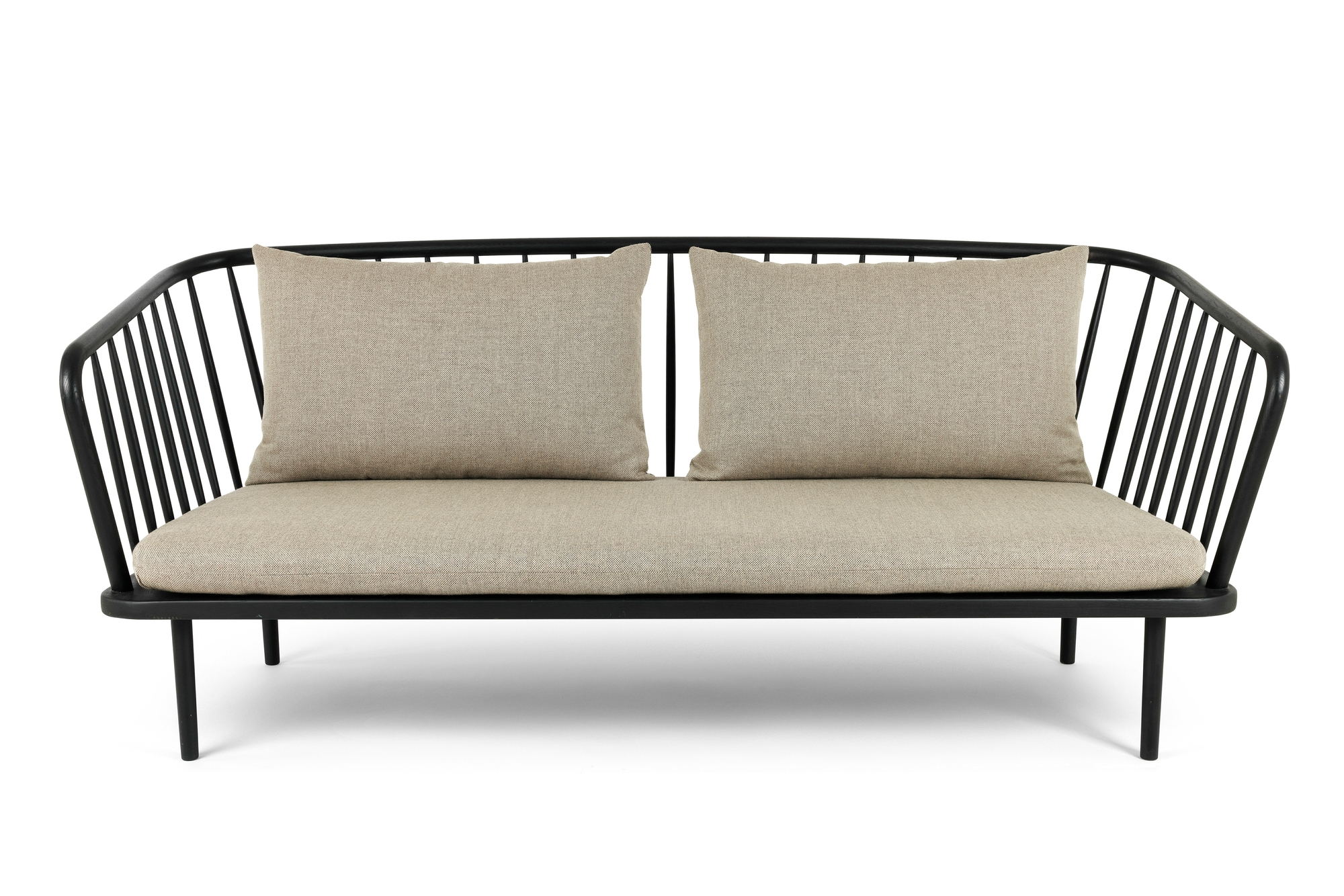 Mollis Sofa mit schwarzem Rahmen und Kissen aus recycelter Wolle, Frontansicht.