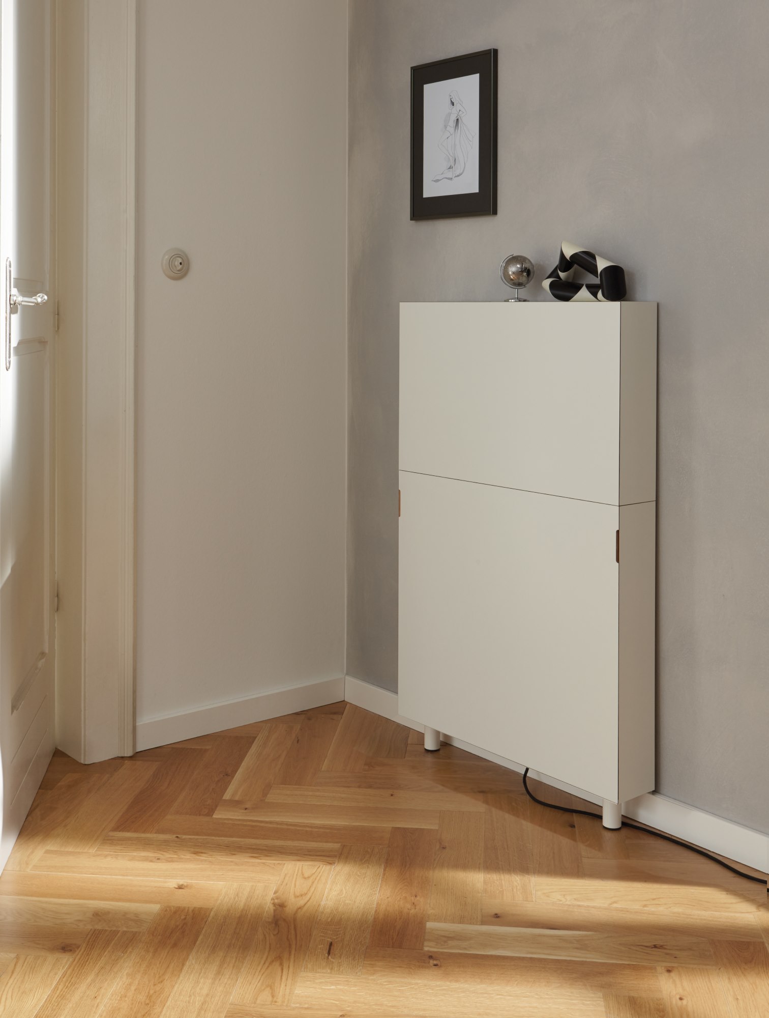 Weißer Flatmate Sekretär von Müller Möbelwerkstätten im Flur mit Parkettboden und Dekoration.