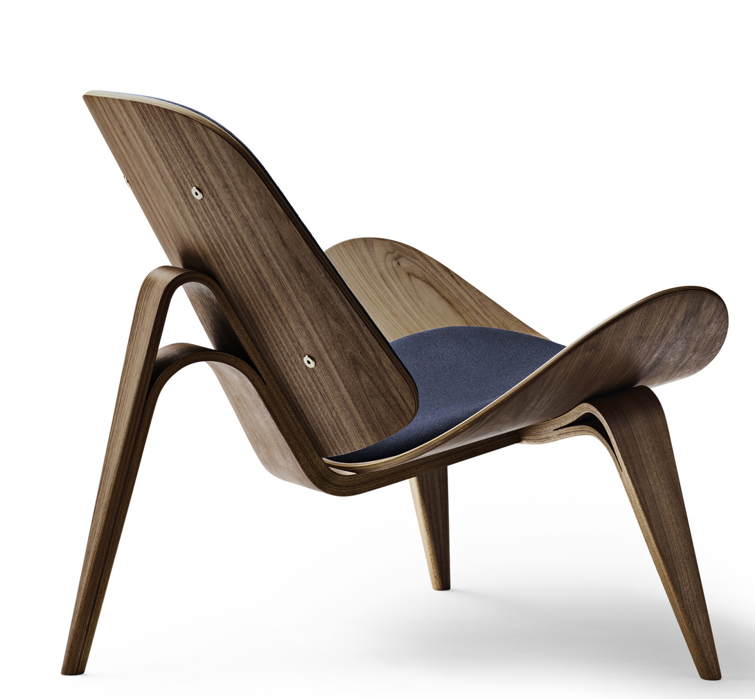 CH07 Shell Chair Stuhl aus Holz mit blauer Polsterung von Carl Hansen & Søn.
