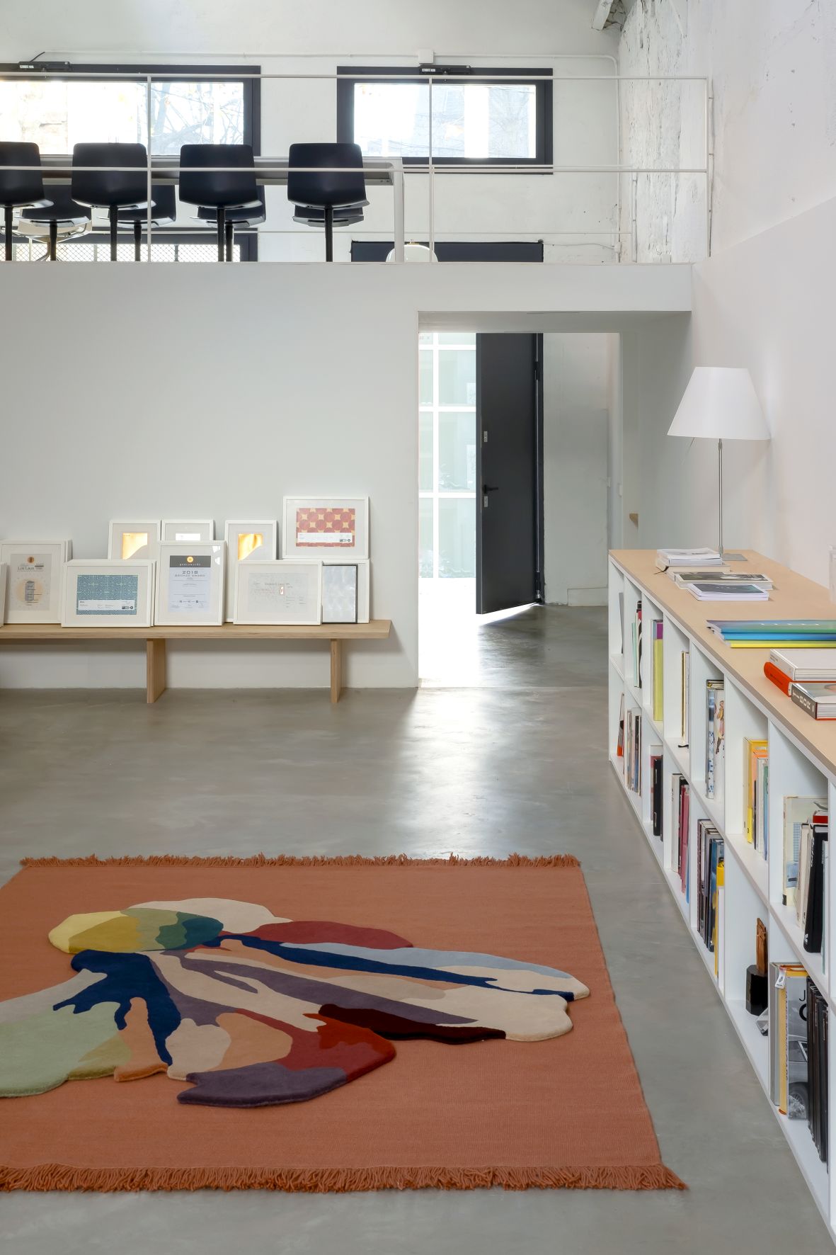 Flora Bloom Teppich von Nanimarquina, 150x166 cm, mit farbenfrohem, abstraktem Muster auf terracottafarbenem Grund.