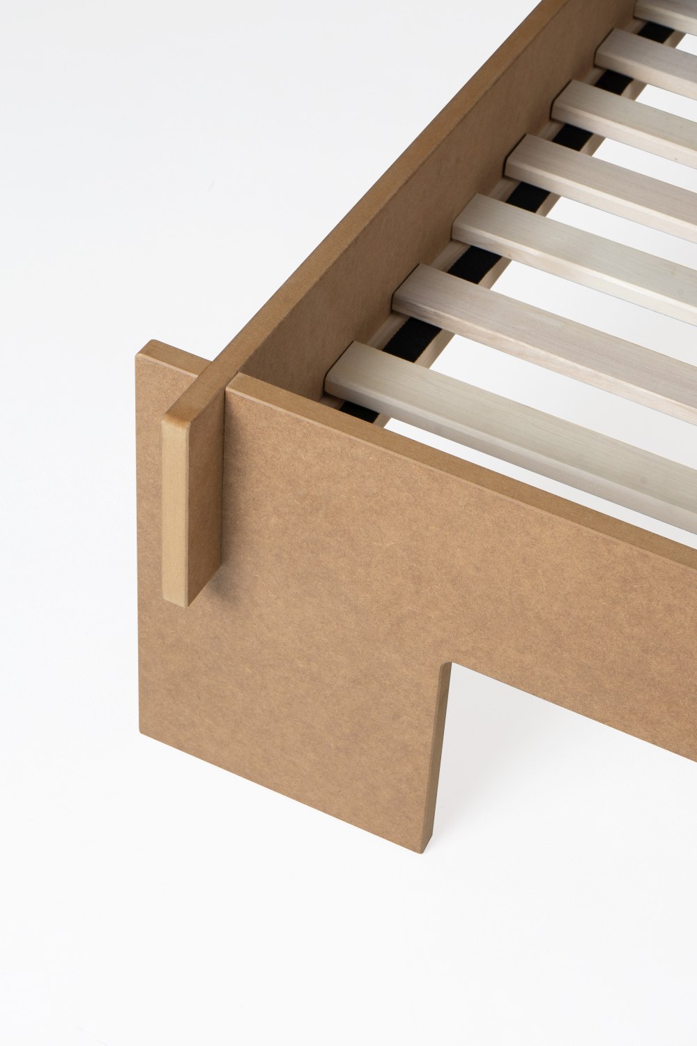 Detailansicht Siebenschläfer Bett von Nils Holger Moormann, MDF Natur mit Lattenrost.