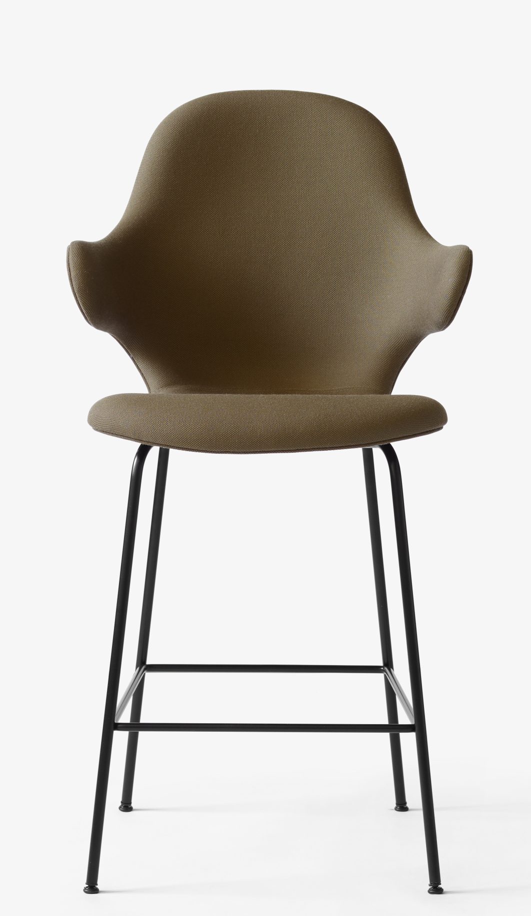 Catch Barstool von AndTradition: Gepolsterter Barhocker in Braun mit schwarzem Metallgestell. Moderner Hocker für die Bar.