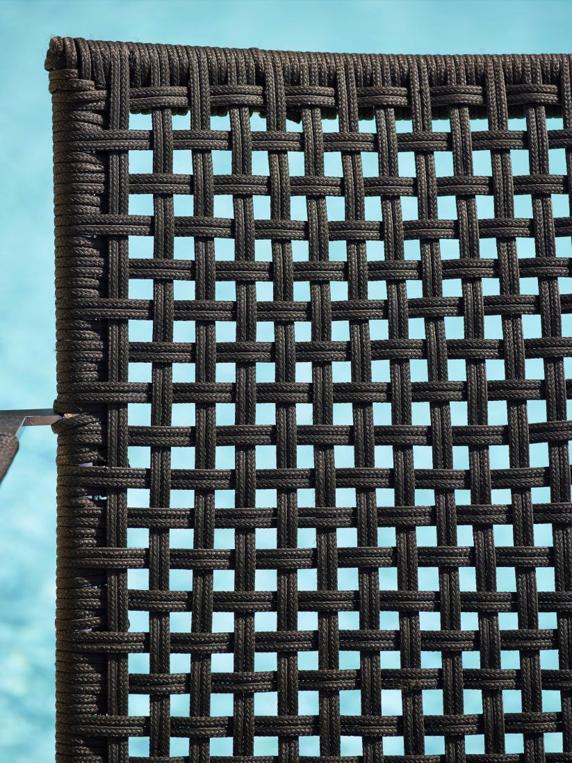 Detailaufnahme der geflochtenen Rückenlehne des Cane-Line Straw Outdoor Armlehnstuhls, ideal für Garten und Terrasse.