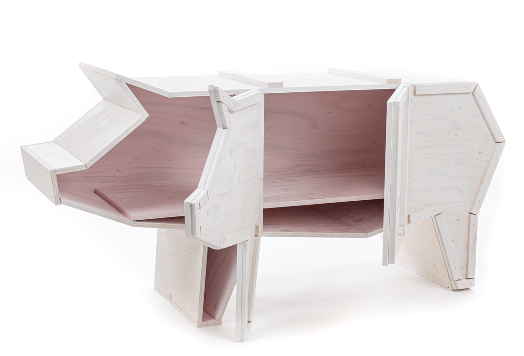 Weißer "Sending Animals 2.0 Pig" Schrank von Seletti, gefertigt aus Holz mit rosa Innenraum.
