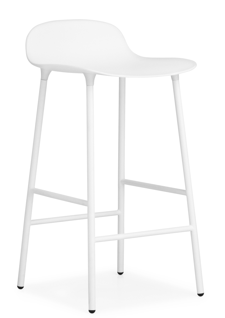 Weißer Form Barstool Barhocker von Normann Copenhagen mit Stahlgestell, H 65 cm, für Küche oder Bar.
