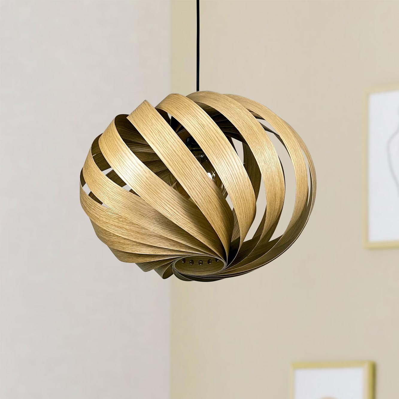 Serentia Hängeleuchte aus Eiche, Durchmesser 55 cm. Moderne Pendelleuchte mit Holz-Lamellen für Wohnzimmer und Esszimmer.