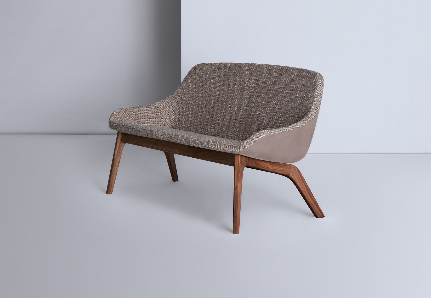 Morph Duo Lounge Sofa: Modernes Sofa mit braunem Stoffbezug und Holzgestell. Bequemes Design für Wohnzimmer.