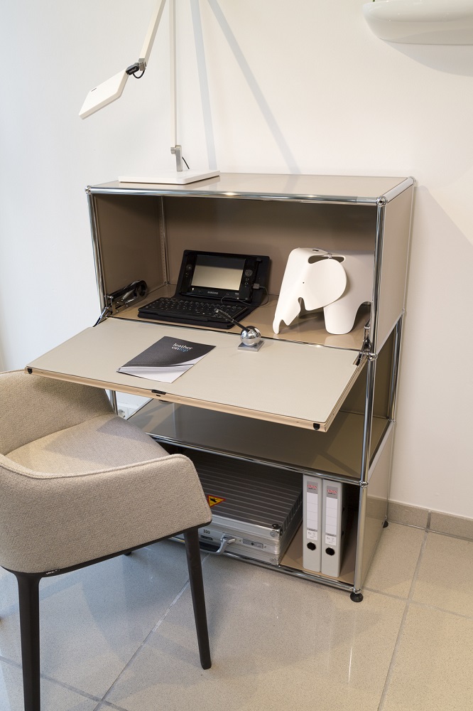 Lichtgraue Lederauflage auf einem USM Schreibtisch. Die Ledermatte ist 50x35 cm groß. Edle Schreibtischunterlage.