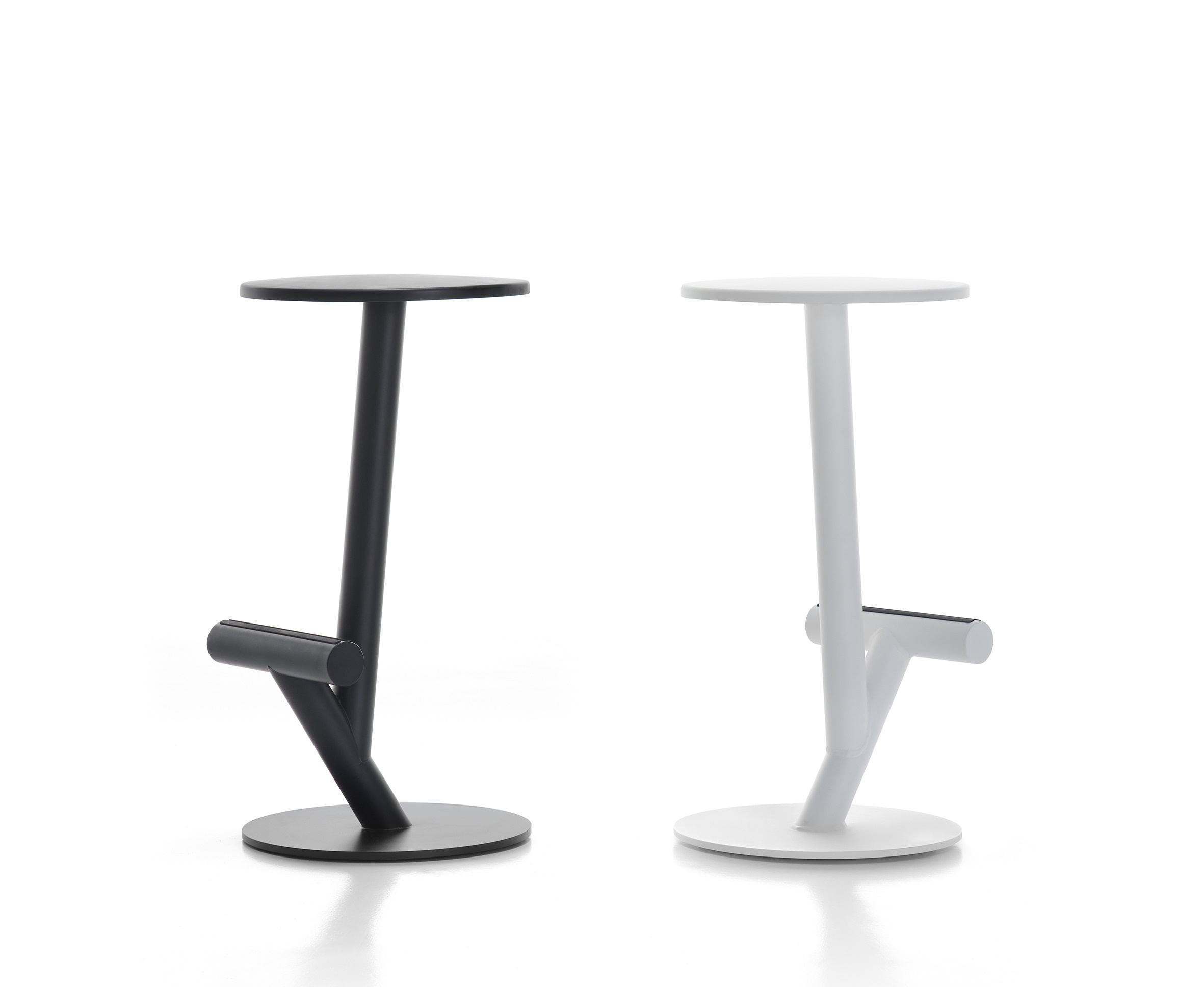 Zwei moderne Twig Barhocker von MDF Italia in Schwarz und Weiß vor neutralem Hintergrund.