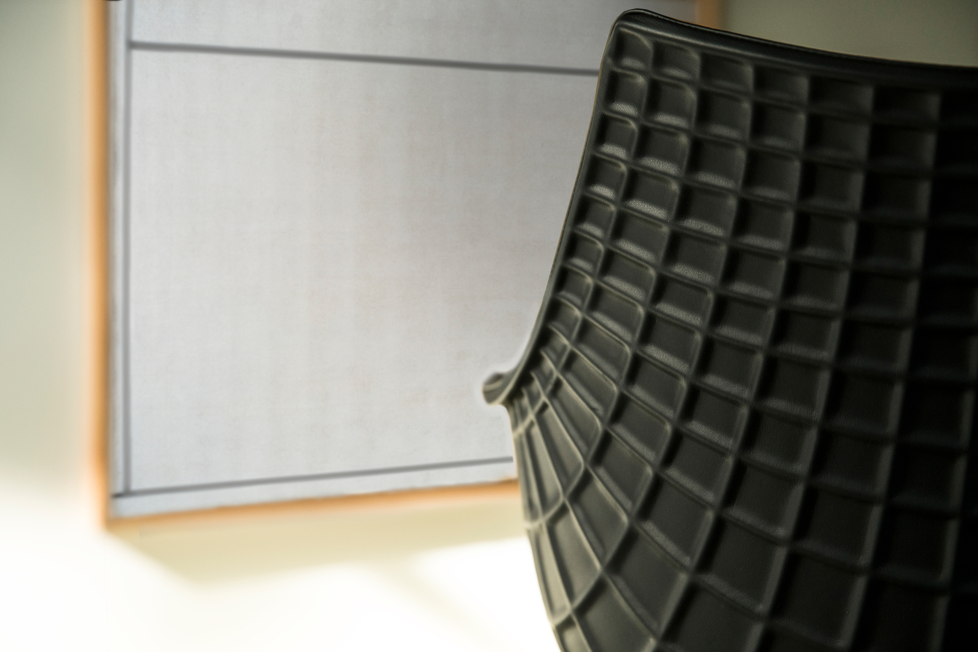 Detailaufnahme des schwarzen Meridiana Armlehnstuhls mit Lederbezug und markantem Rautenmuster. Designermöbel für stilvolles Wohnen.