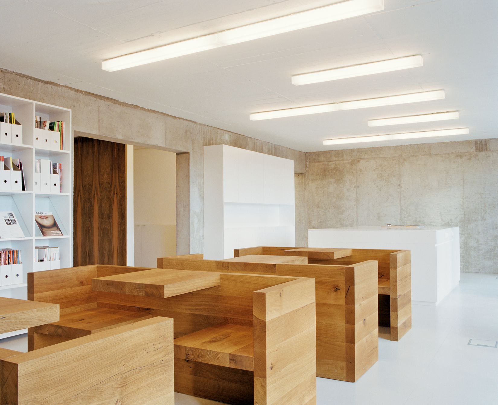 HP01 Tafel Tischbank e15: Tisch und Bank aus massivem Holz in einem modernen Raum.