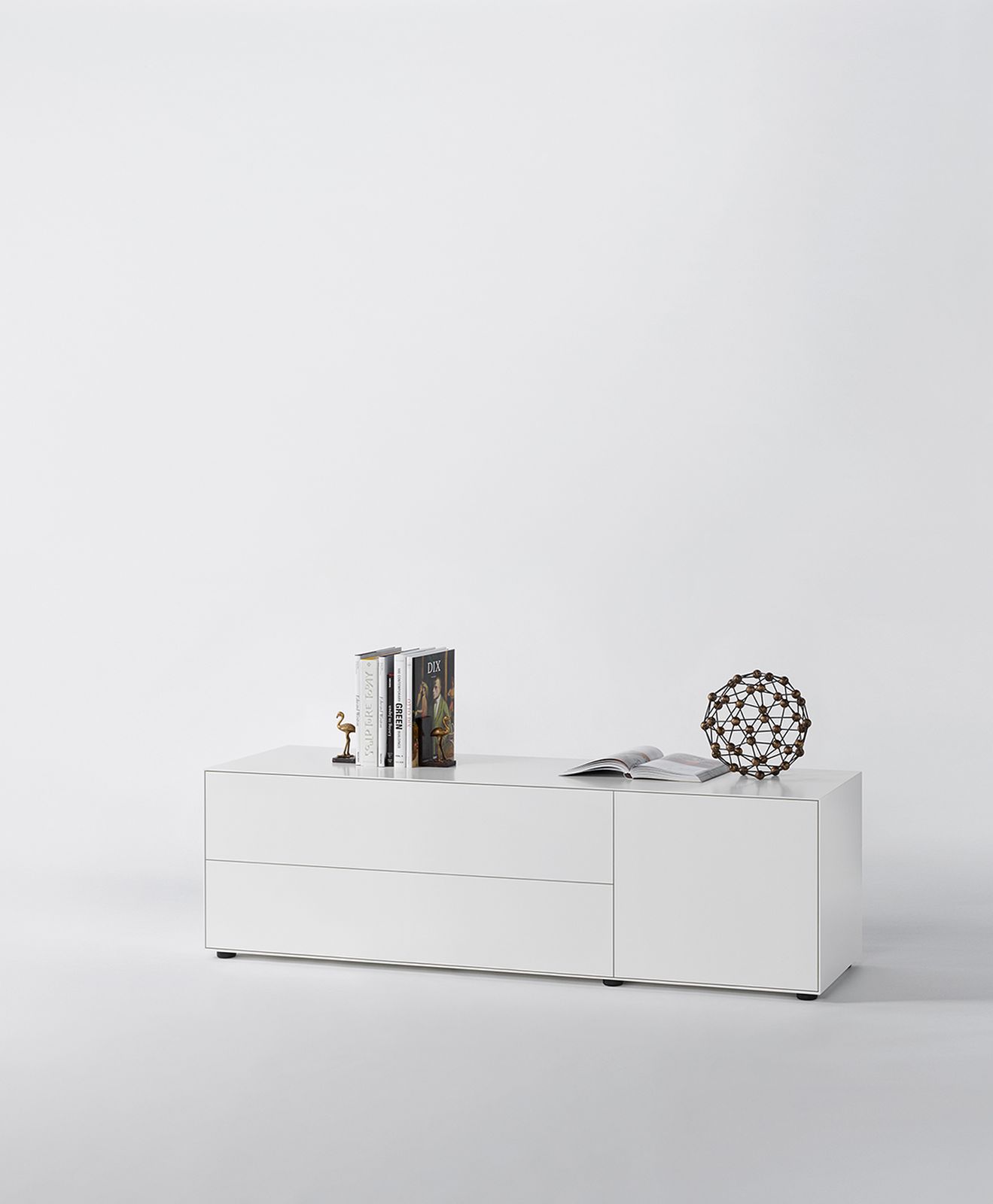 Weißes Nex Pur Box Lowboard von Piure mit Schubladen und Tür.