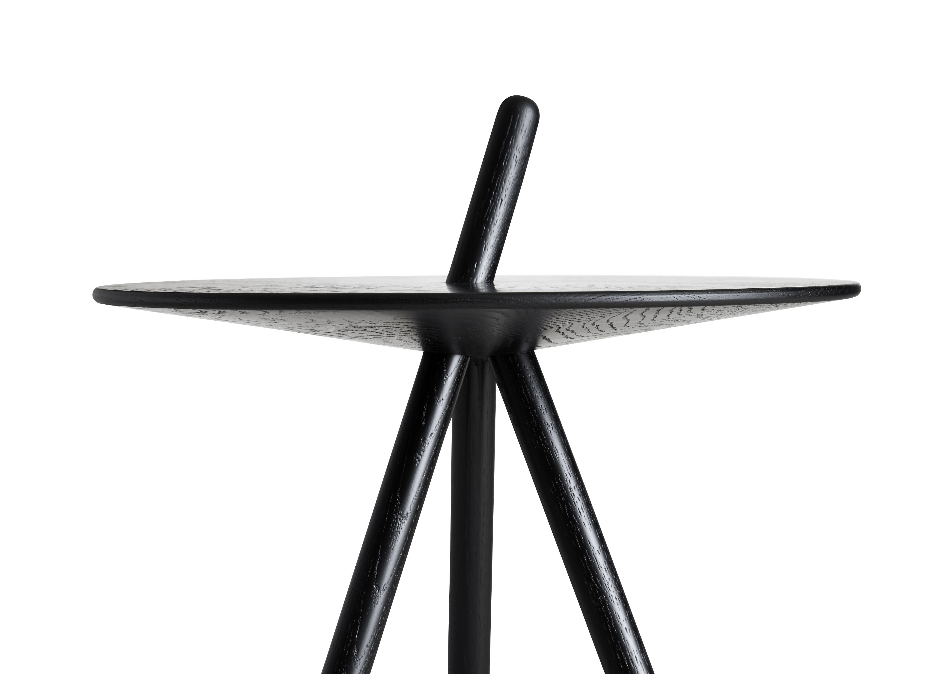 Schwarzer Woud Beistelltisch mit drei Beinen und Griff, modernes Design Möbel.