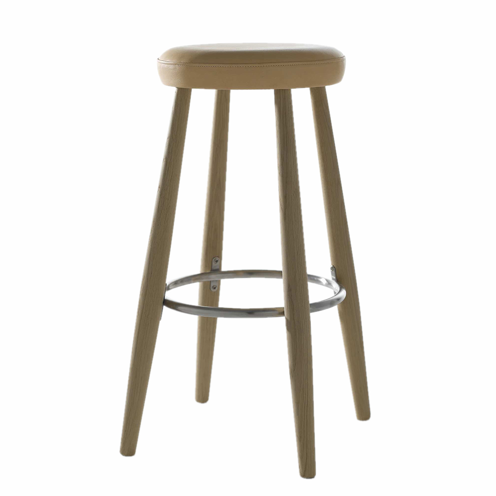 CH56 Barhocker von Carl Hansen & Søn: Holzgestell mit beigem Lederpolster und Fußring.
