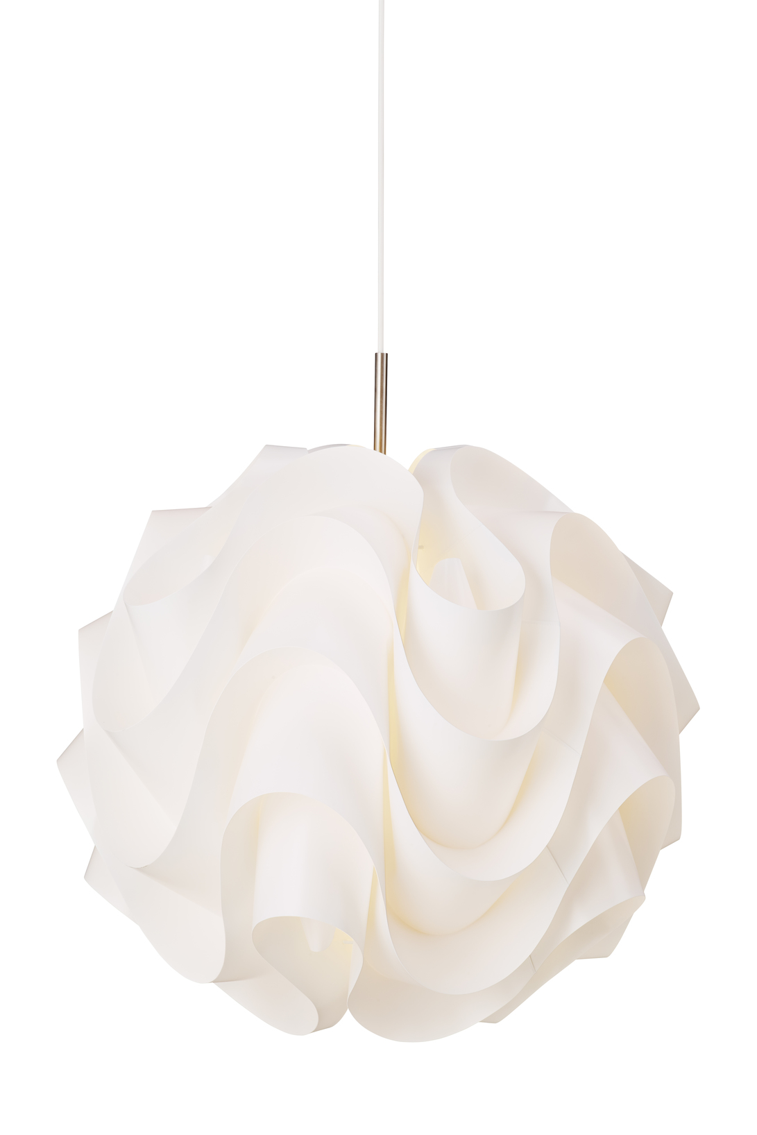 Weiße Le Klint Pendelleuchte Model 172 XXL mit filigranen, handgefalteten Lampenschirm für sanftes Licht.