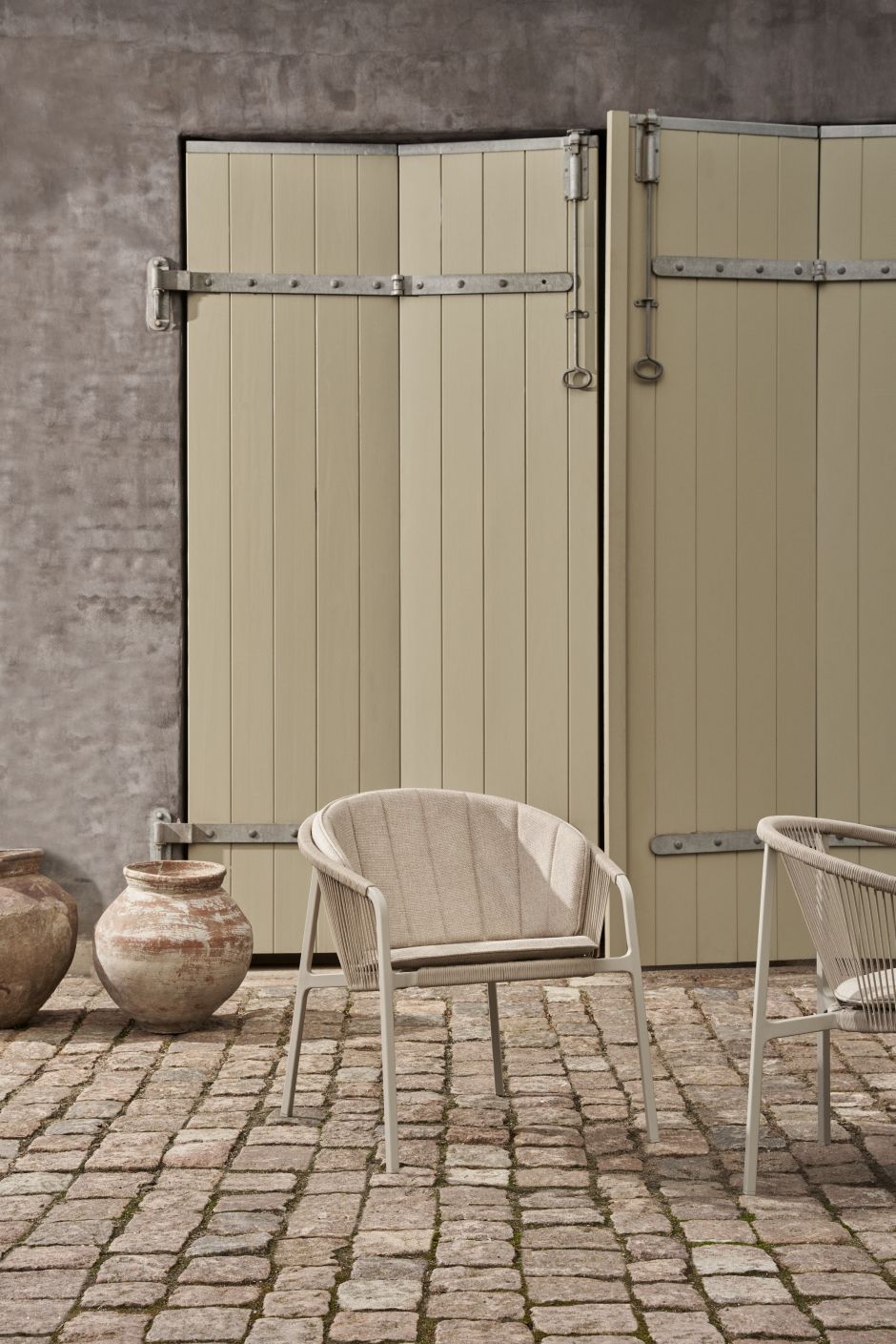 Lagrasse Loungesessel von Vipp für den Außenbereich: Bequemer Outdoor Sessel mit Rope-Geflecht und modernem Design.